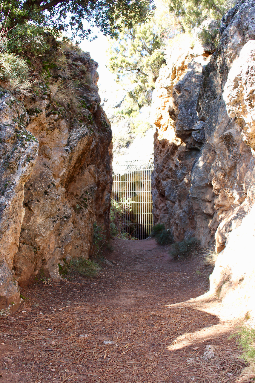 Der versperrte Eingang der Cueva del Agua