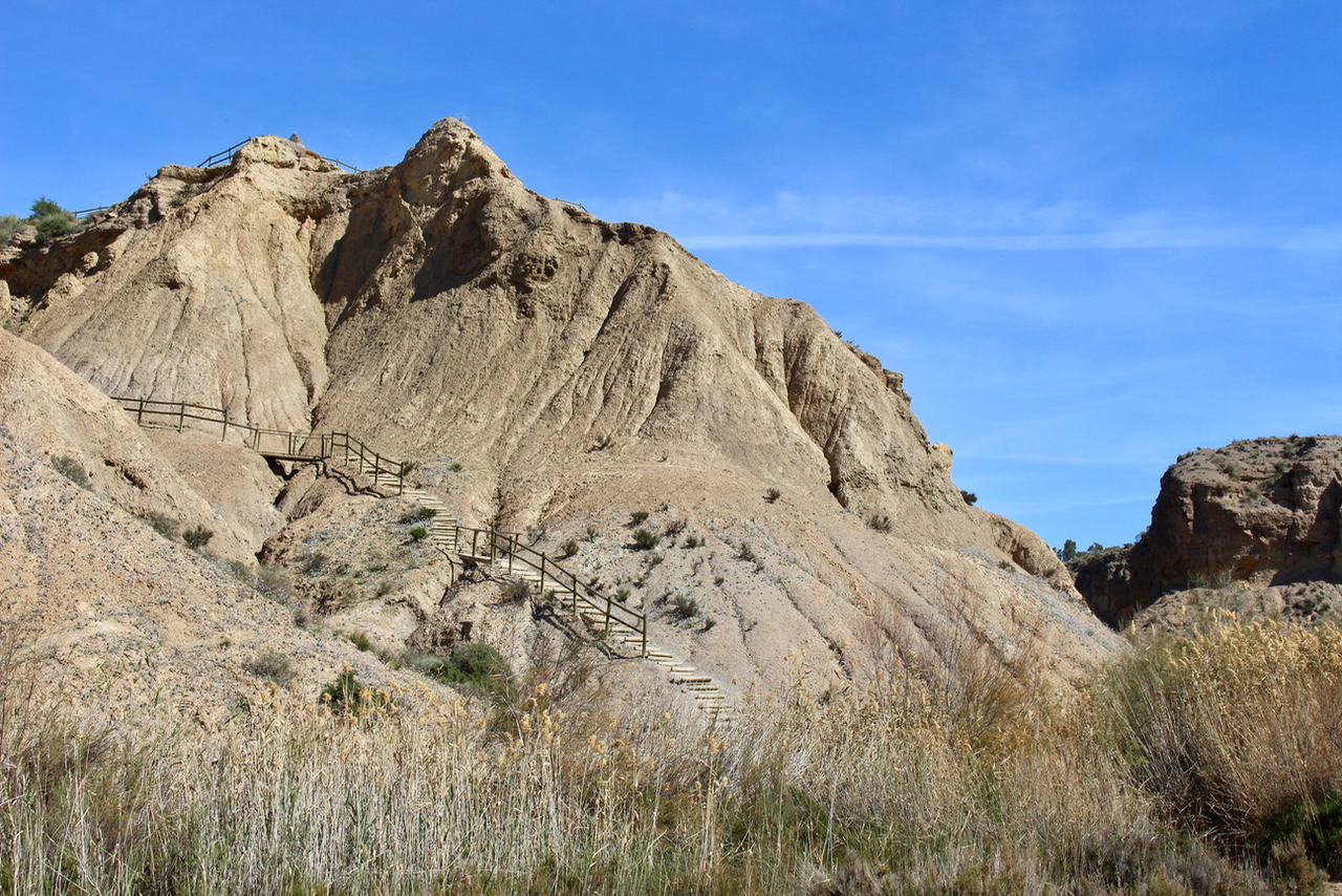 Der Aufstieg über Stege am letzten Abschnitt des Weges durch die Wüste von Tabernas