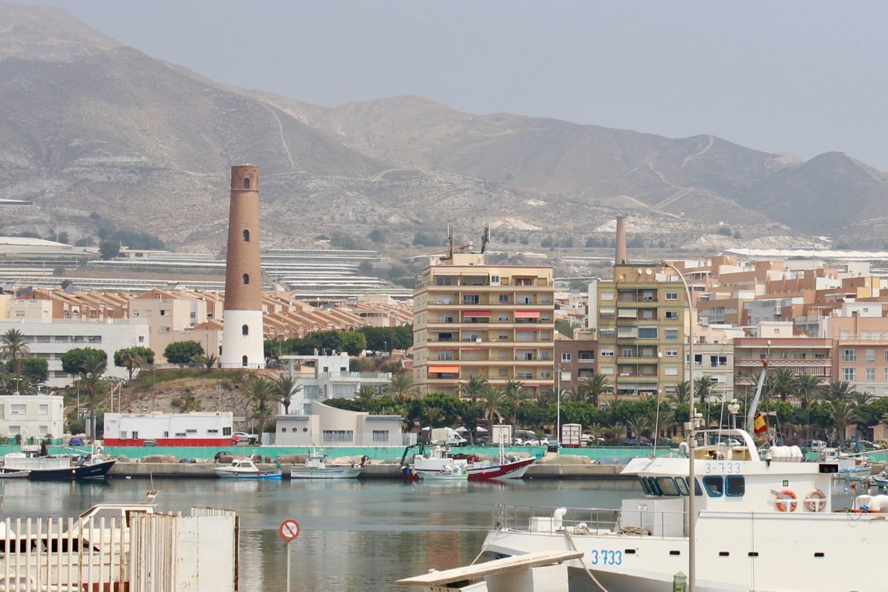 Der Torre de los Perdigones am Hafen von Adra