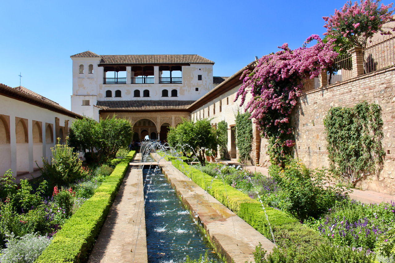 Der Patio de la Acequia im Generalife der Alhambra