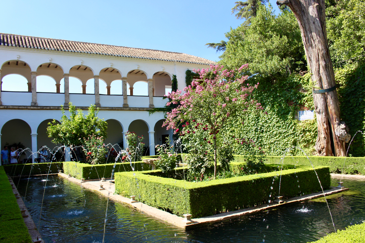 Der Patio de la Sultana im Generalife der Alhambra