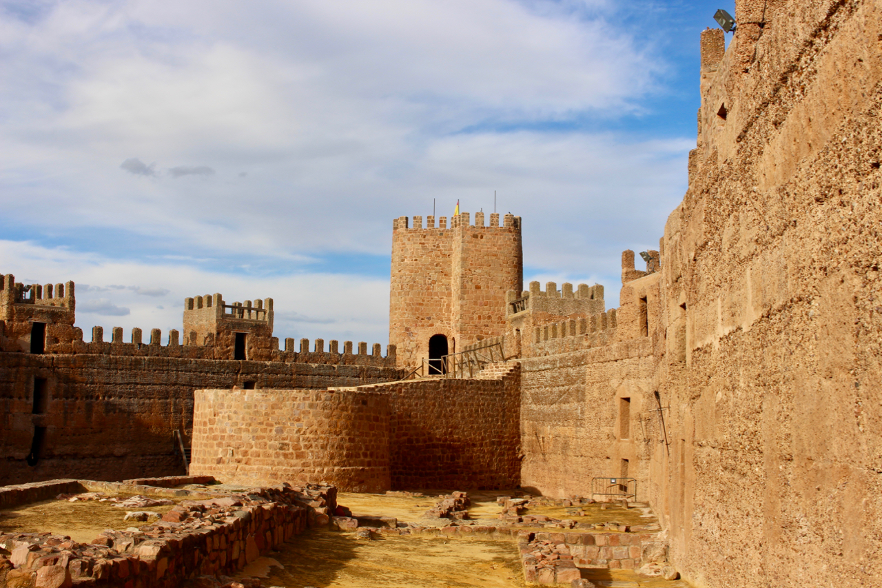 Der Innenhof des Castillo de Burgalimar in Baños de la Encina
