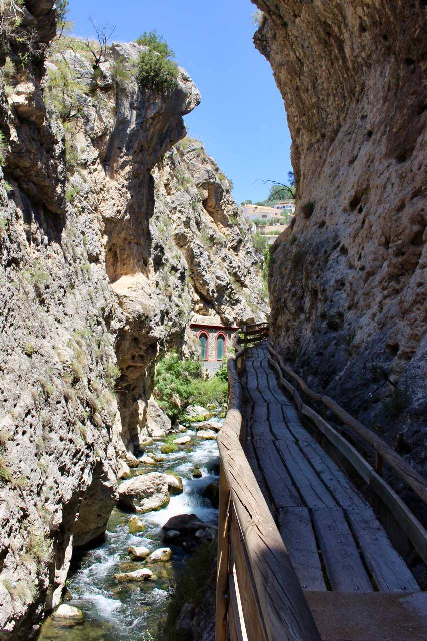 Die Klamm, der Fluss, der Steg und das Elektrizitätswerk