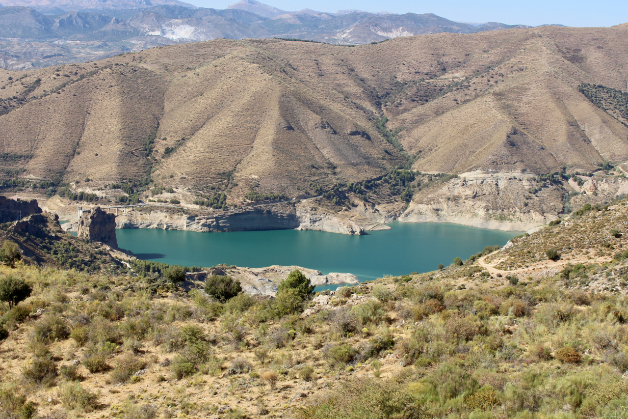 Der Stausee von Canales von der Straße in die Sierra Nevada aus gesehen