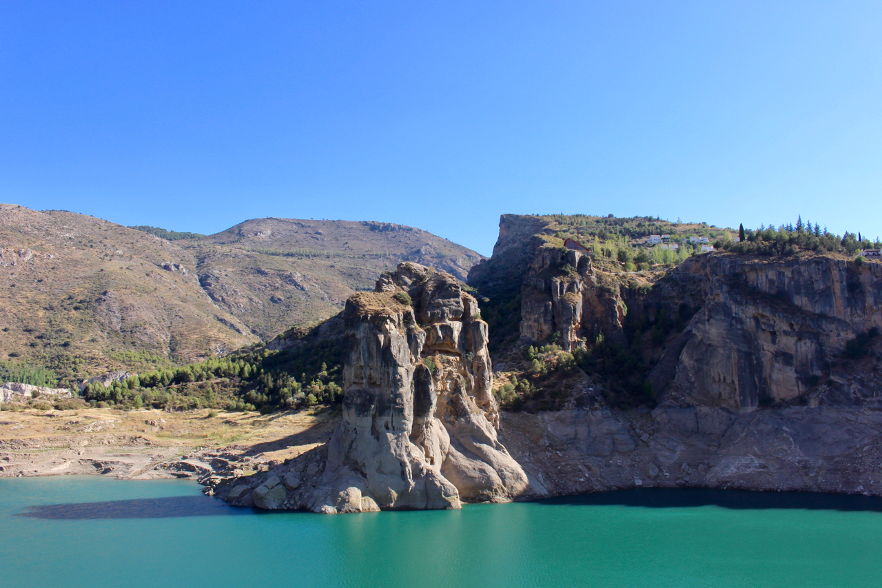 Der Stausee von Canales mit dem neuen Dorf Canales und dem Felsen El Púlpito