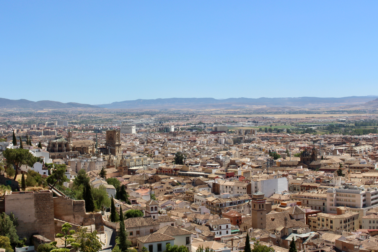 Die Kathedrale und das westliche Zentrum von Granada vom Mirador de San Cristóbal aus gesehen