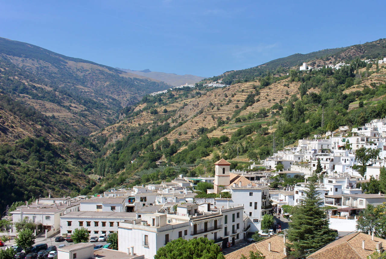 Pampaneira vor dem Hintergrund der Sierra Nevada