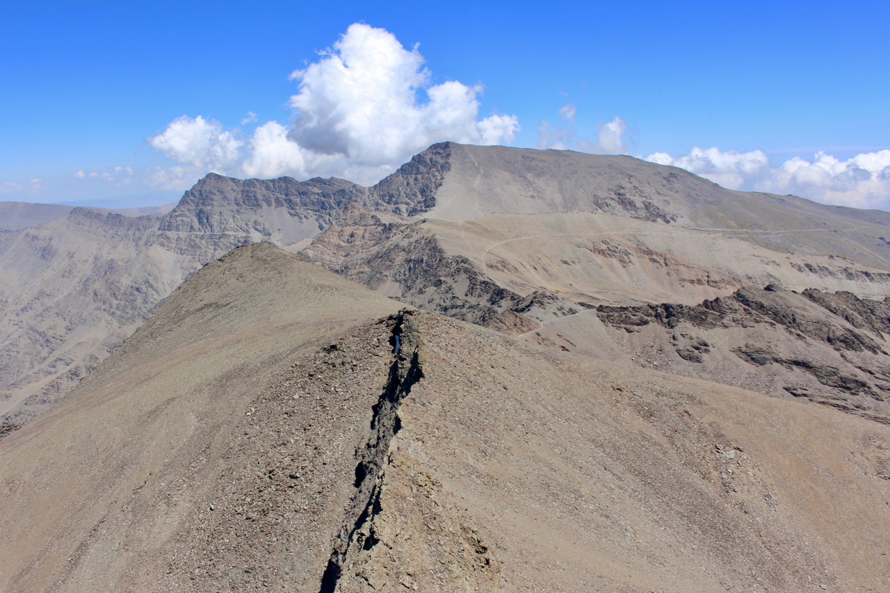Aussicht vom Gipfel auf die Alcazaba (3.371 m) und den Mulacén (3.479 m)