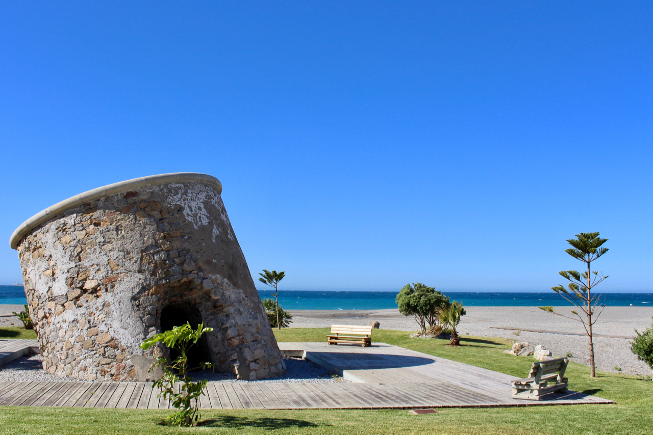 Der schiefe Leuchtturm am Strand Playa Calahonda