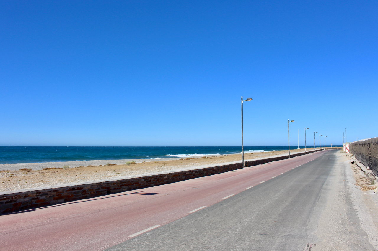 Uferstraße und Gewächshäuser am Playa Carchuna