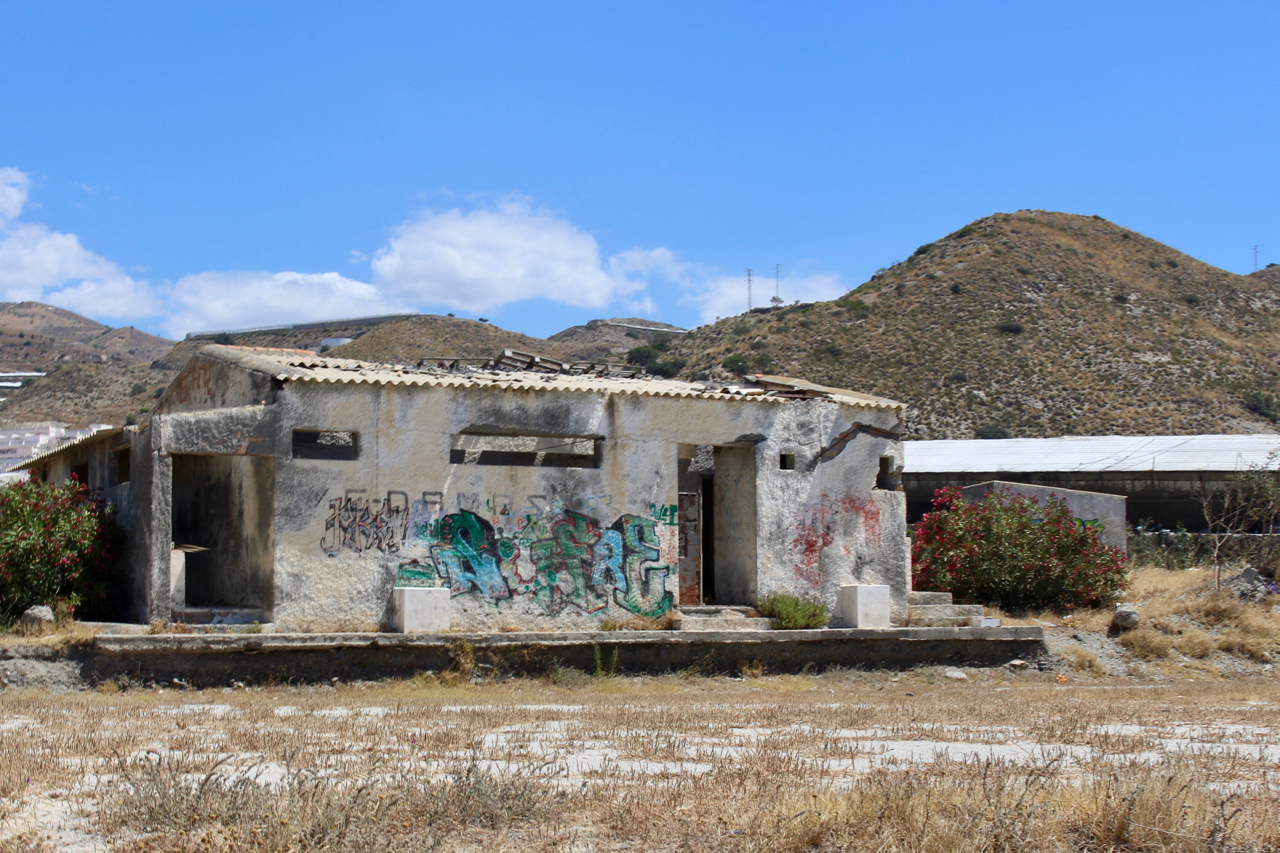 Gebäude eines verlassenen Campingplatzes am Playa Casarones