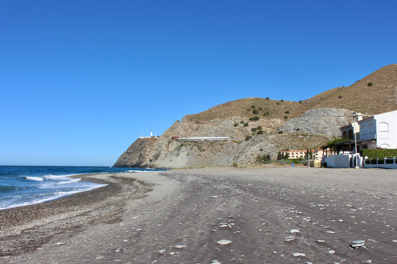 Playa La Chucha und der Leuchtturm am Kap Sacratif