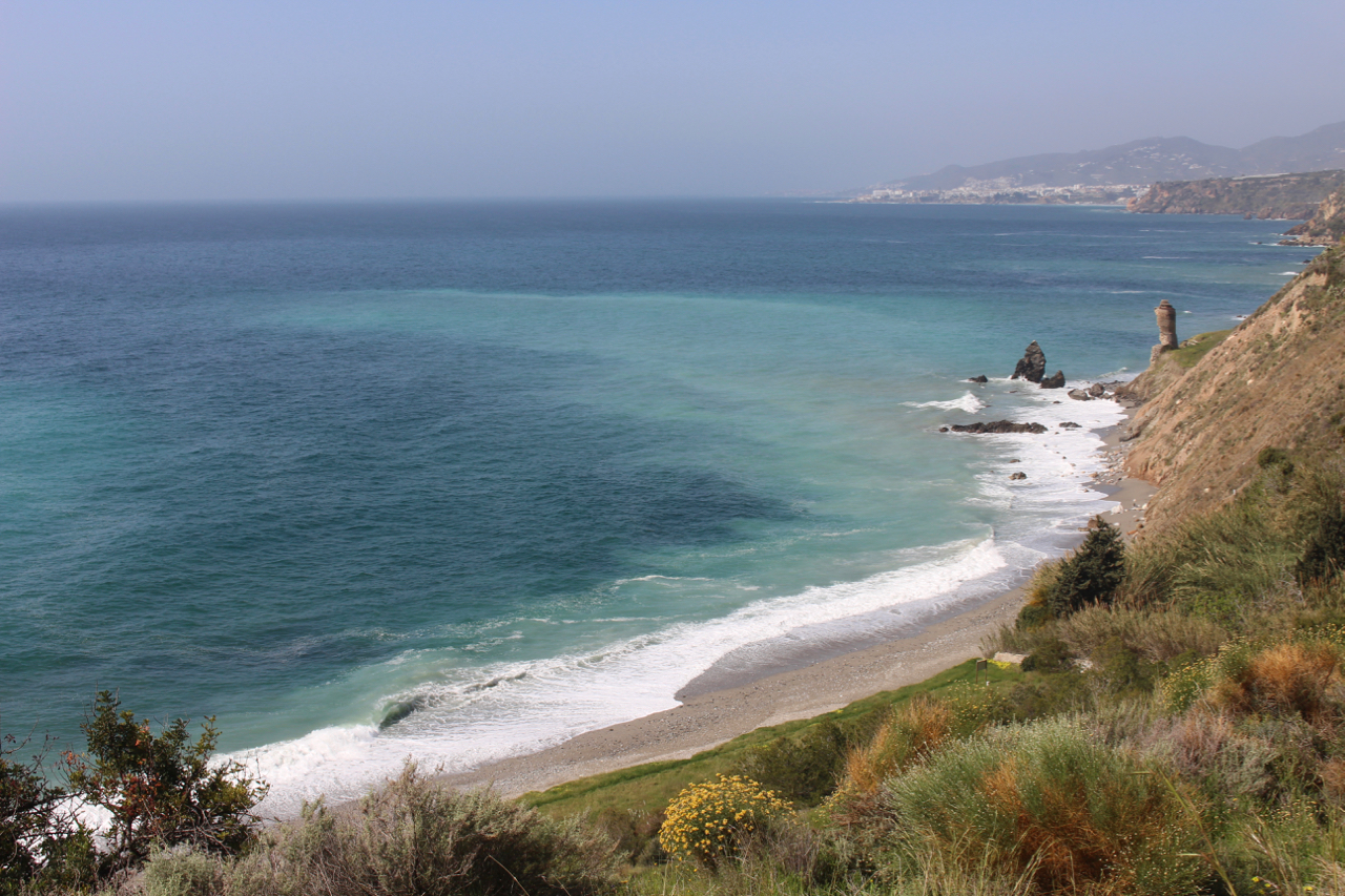 Der Strand Playa las Alberquillas mit Torre Río de la Miel