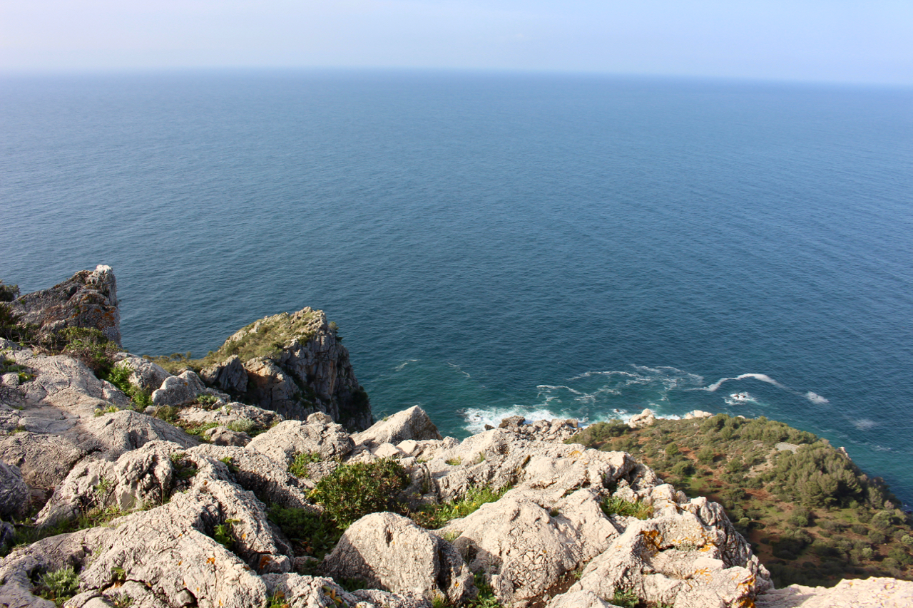 Ein Blick über die Steilküste von Maro-Cerro Gordo