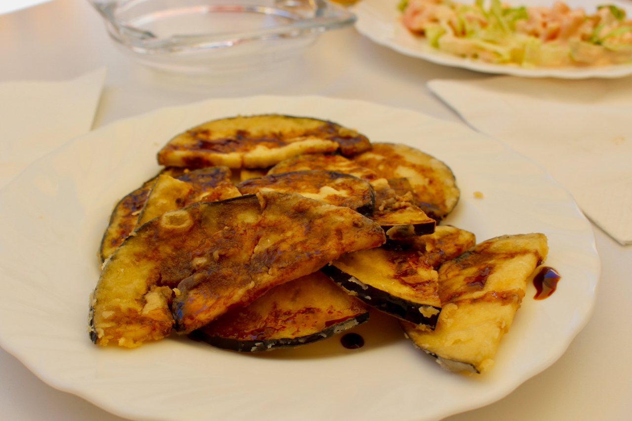 Melanzani mit Zuckerrohrmelasse als Tapa