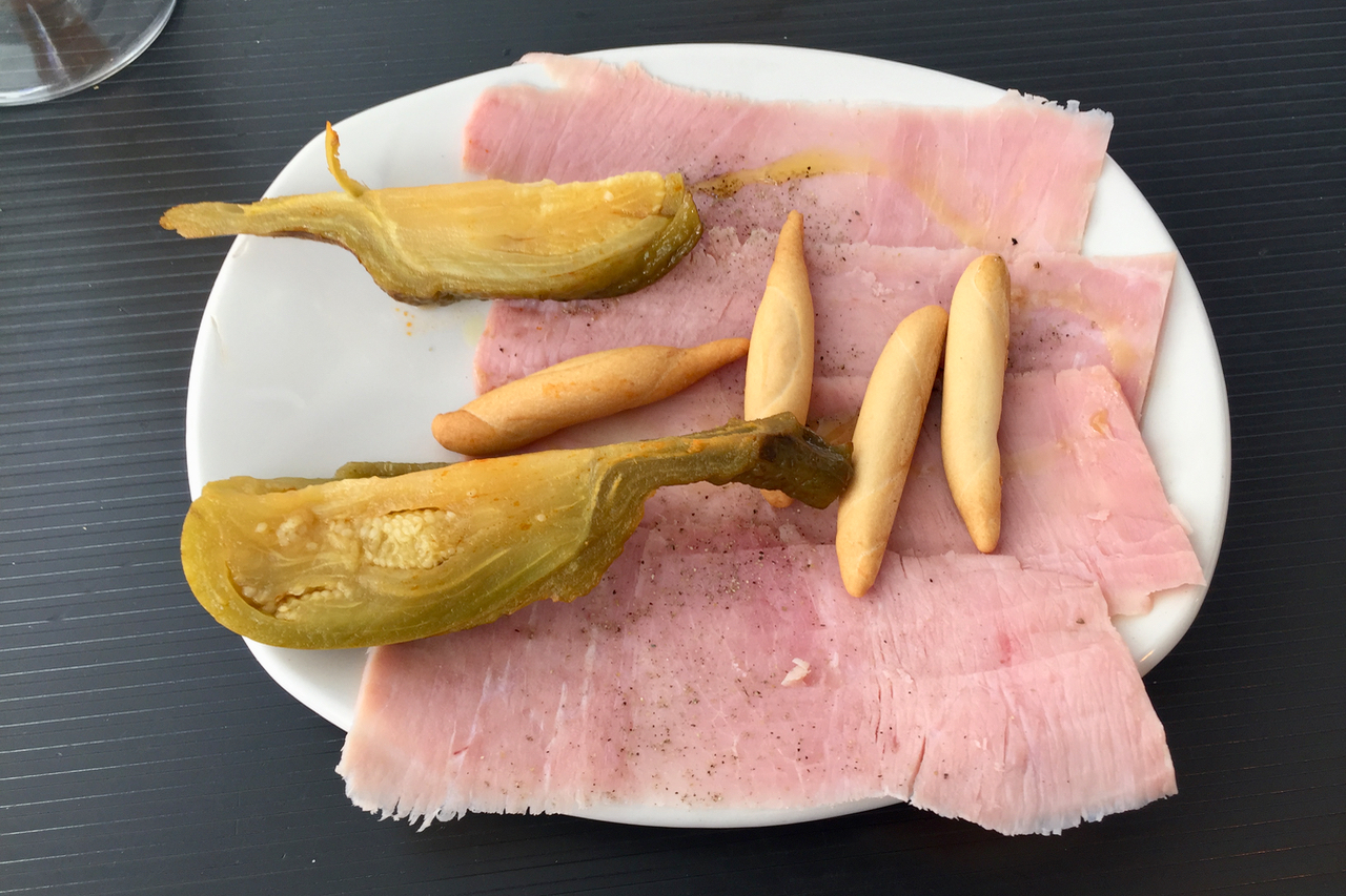 Eingelegte Melanzani mit Toastschinken als Tapa