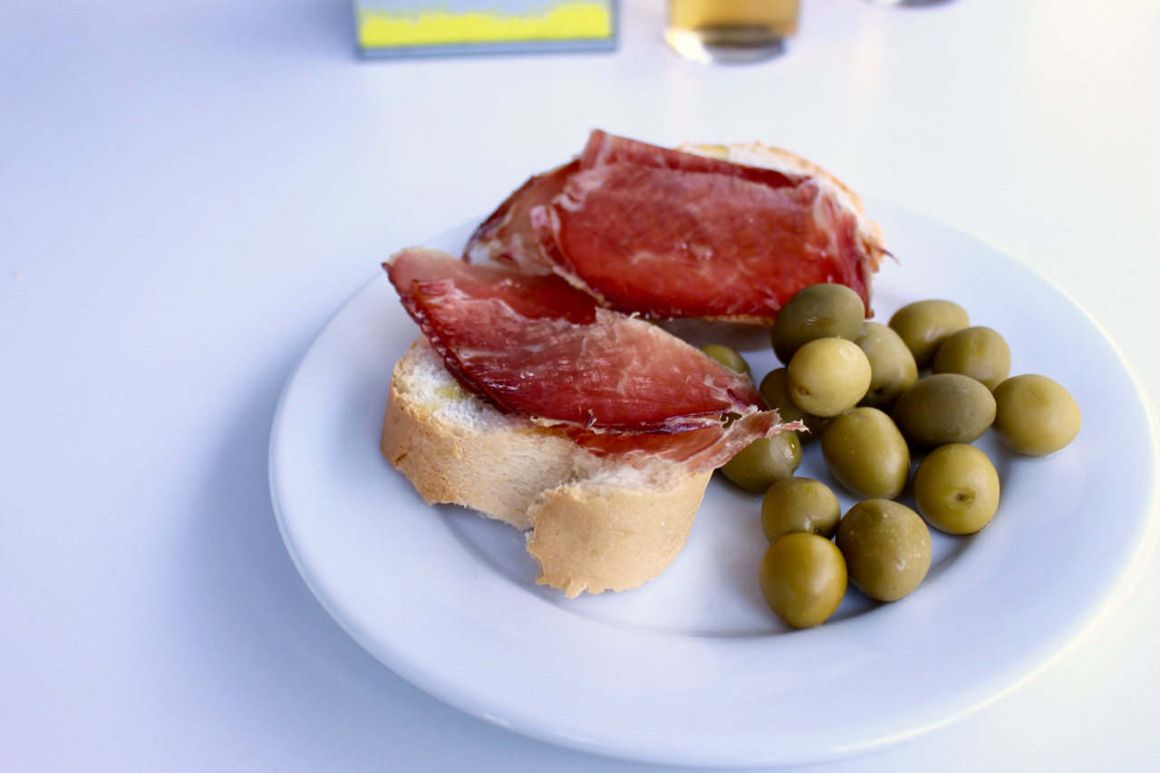 Schinken aus Trevélez als Tapa in einer lokalen Bar